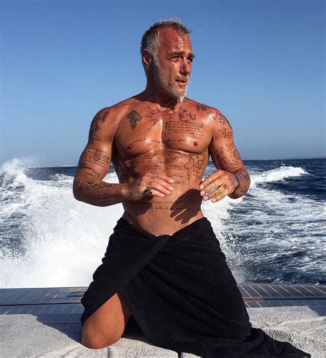 Gianluca Vacchi hot, l’imprenditore abbassa lo slip e scopre le。